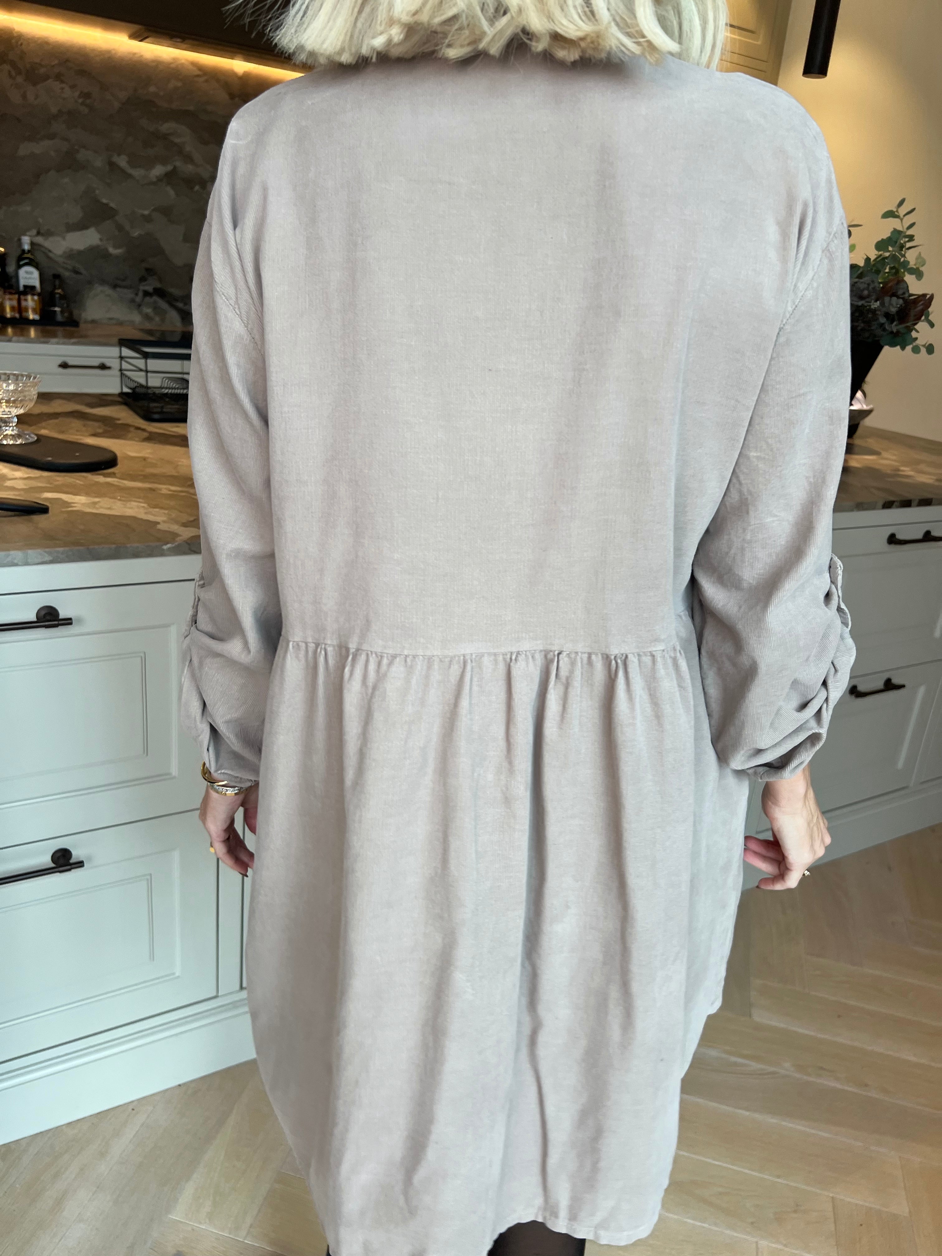 Lisette - Skjortklänning i mjuk sammet med en snygg skärning i midjan som ger klänningen ett feminint fall